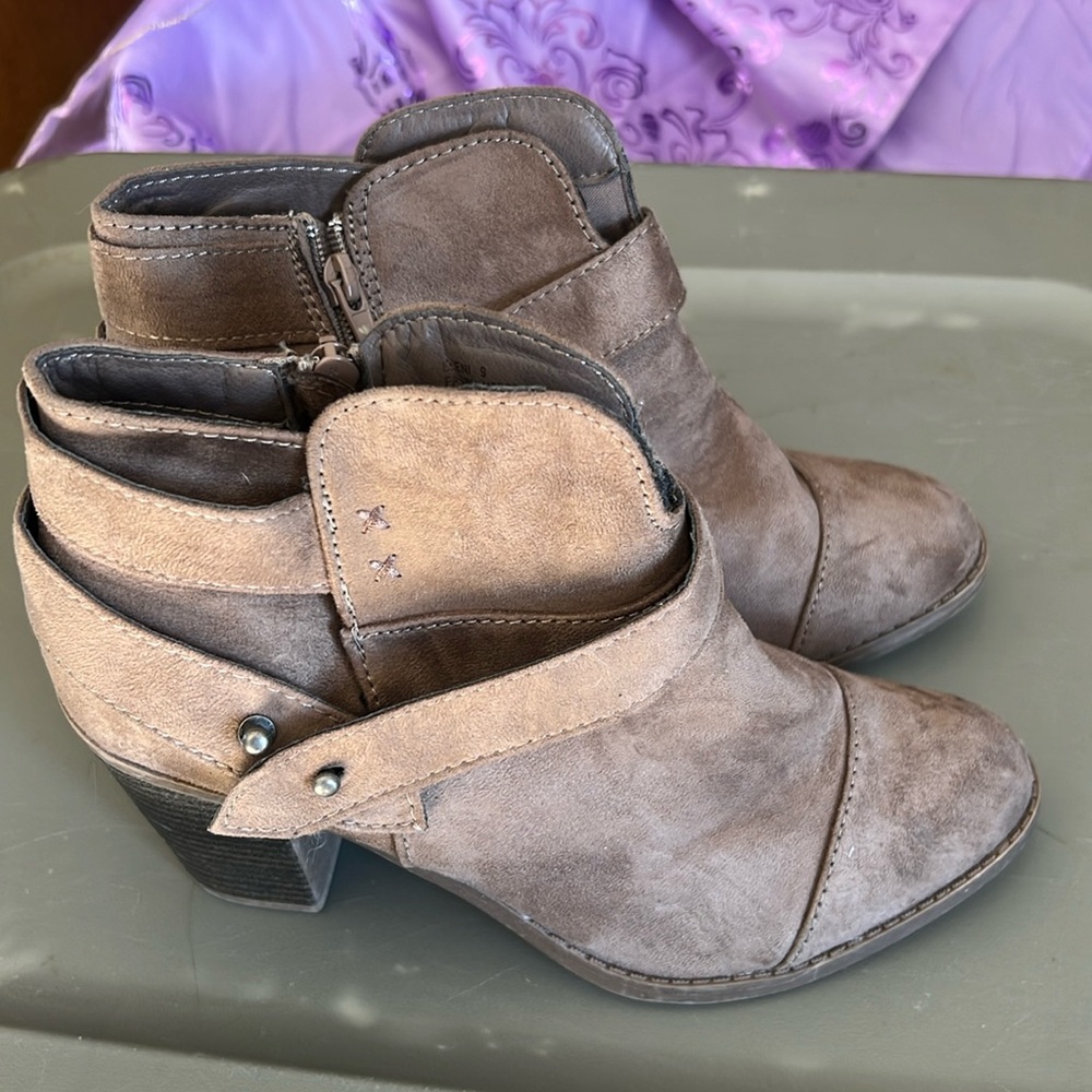 Ladies fall bootie in taupe brown.